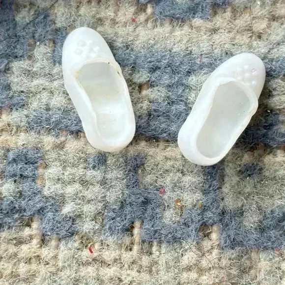 Vintage Barbie Furry White‎ Shawl and White Chunky Heels 1990s Accessories - Picture 7 of 9